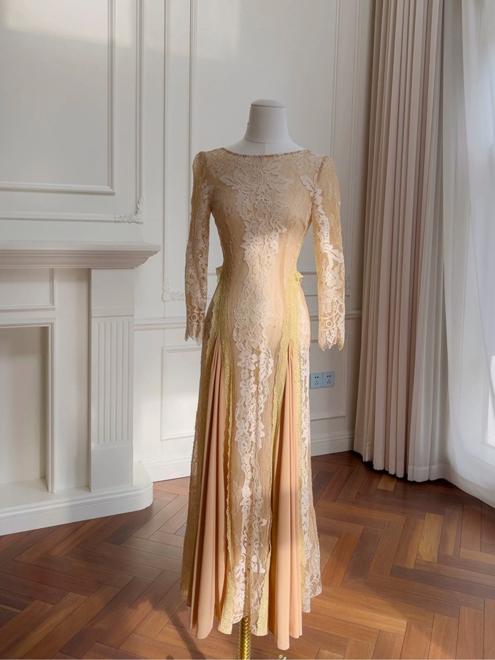 Elegant Lace Long-Sleeve backless Evening Gown in Beige resort Designer